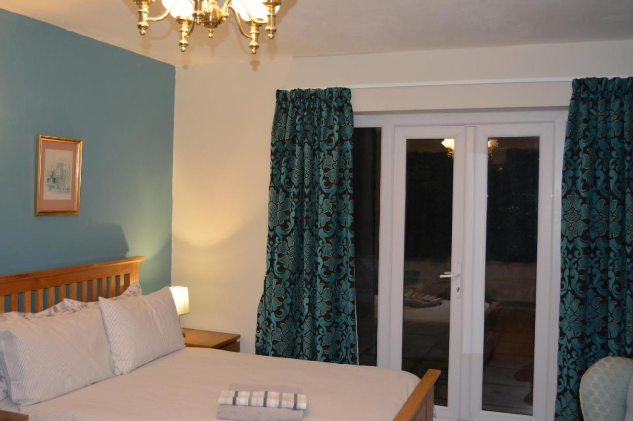 Double Bed With Patio Apartment Oxford Exterior photo